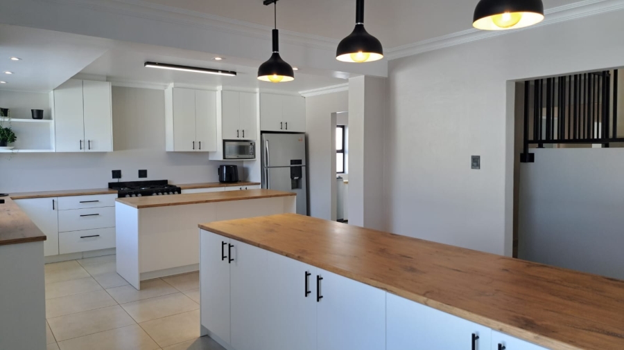 9 Bedroom Property for Sale in Westcliff Western Cape